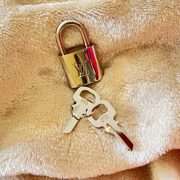 Silver LV lock & Key #315 excellent condition - Picture 2 of 3